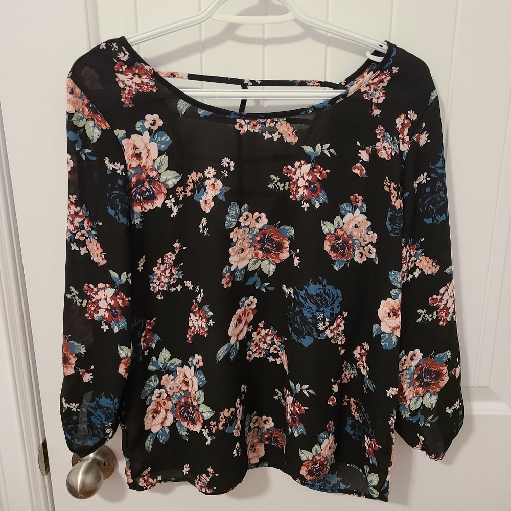 🌟 Floral Blouse Size Medium